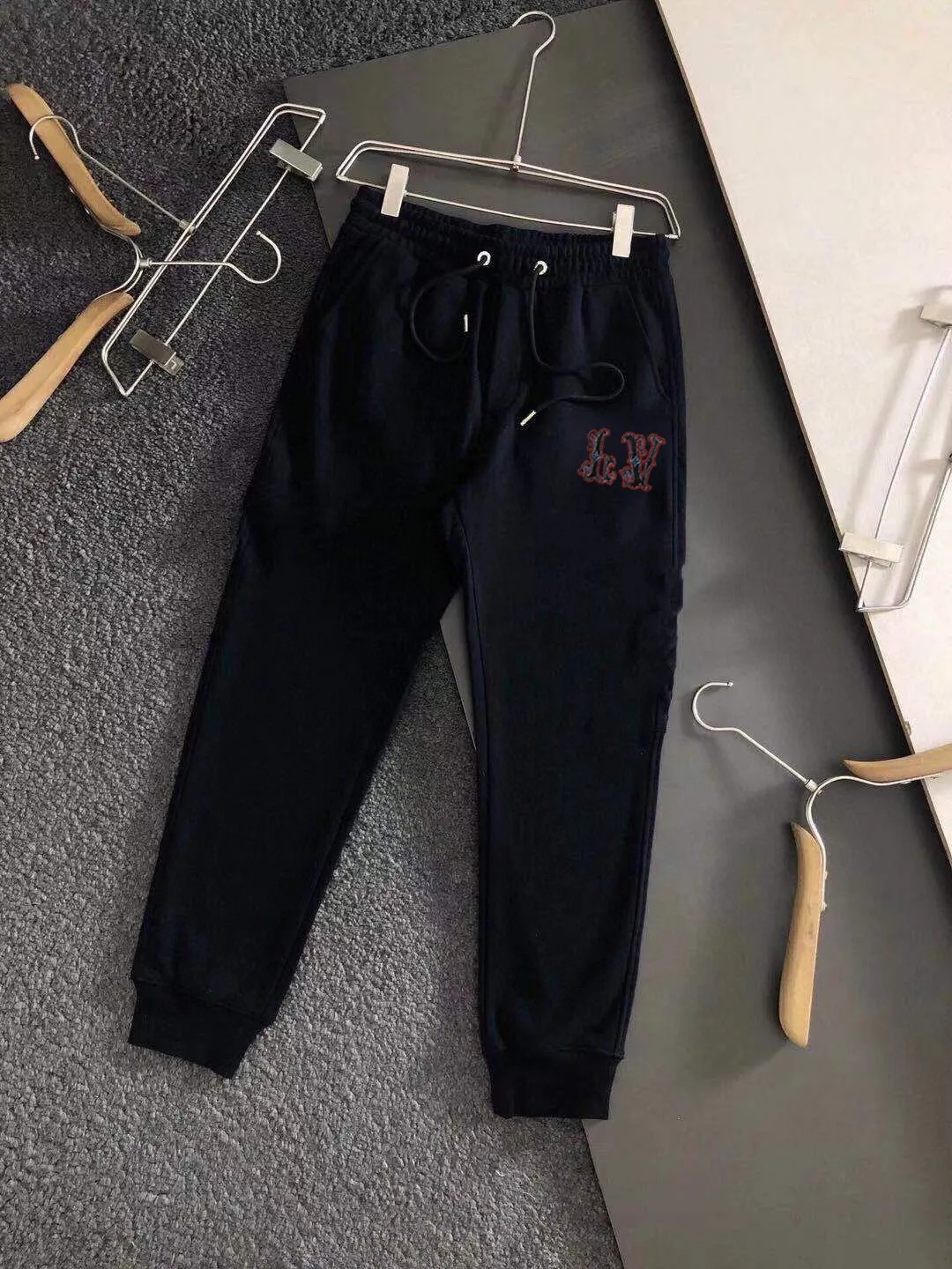 🅿️420 [LV Louis Vuitton] (Fat Man Gospel) hot-selling suit is coming. Focus on the original version of the official website. 2025 new hot-selling cardigan sweater suit. The original order is the best. 🇭🇰The meticulous work of top designers is dedicated to a fitting and perfect upper body effect. All-natural high-quality Roman cotton 100%, close-fitting comfort, noble and elegant! Original hardware embodies elegance and nobility! Counter size: M-5XL (maximum wear up to 220 pounds)